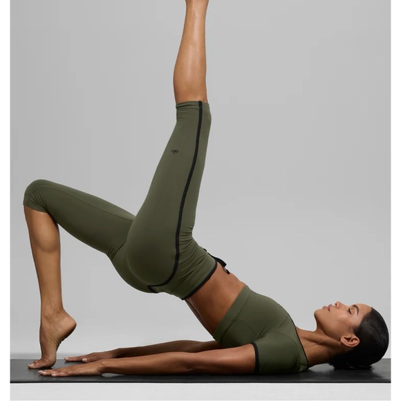 AloYoga Airbrush High-Waist Race Pace Capri in Green Olive/Black sizeXS *NEW* - Picture 8 of 9